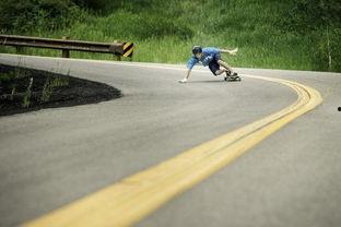 成人转弯滑板视频,轻松驾驭街头风潮