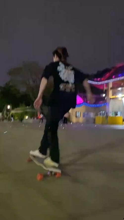 成人转弯滑板视频,轻松驾驭街头风潮