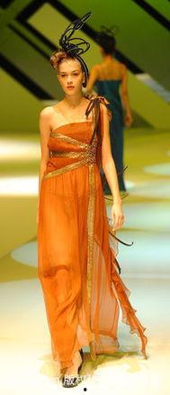 成人礼服出场惊艳视频